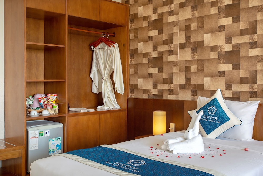Deluxe King Room - Photo 9