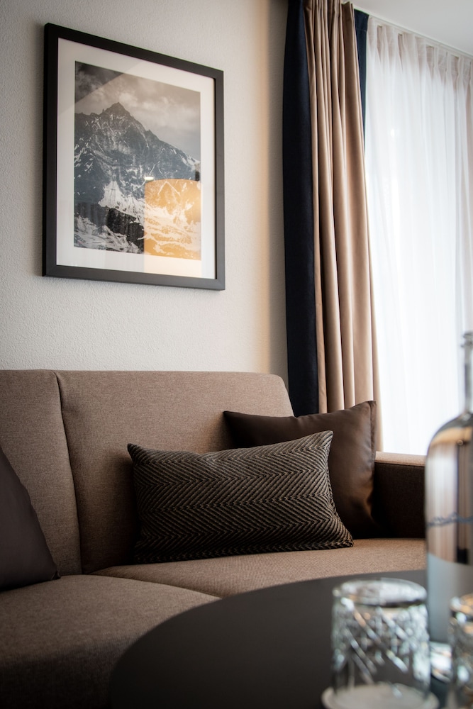 Junior Suite, 1 King Bed, Mountain View - Photo 3