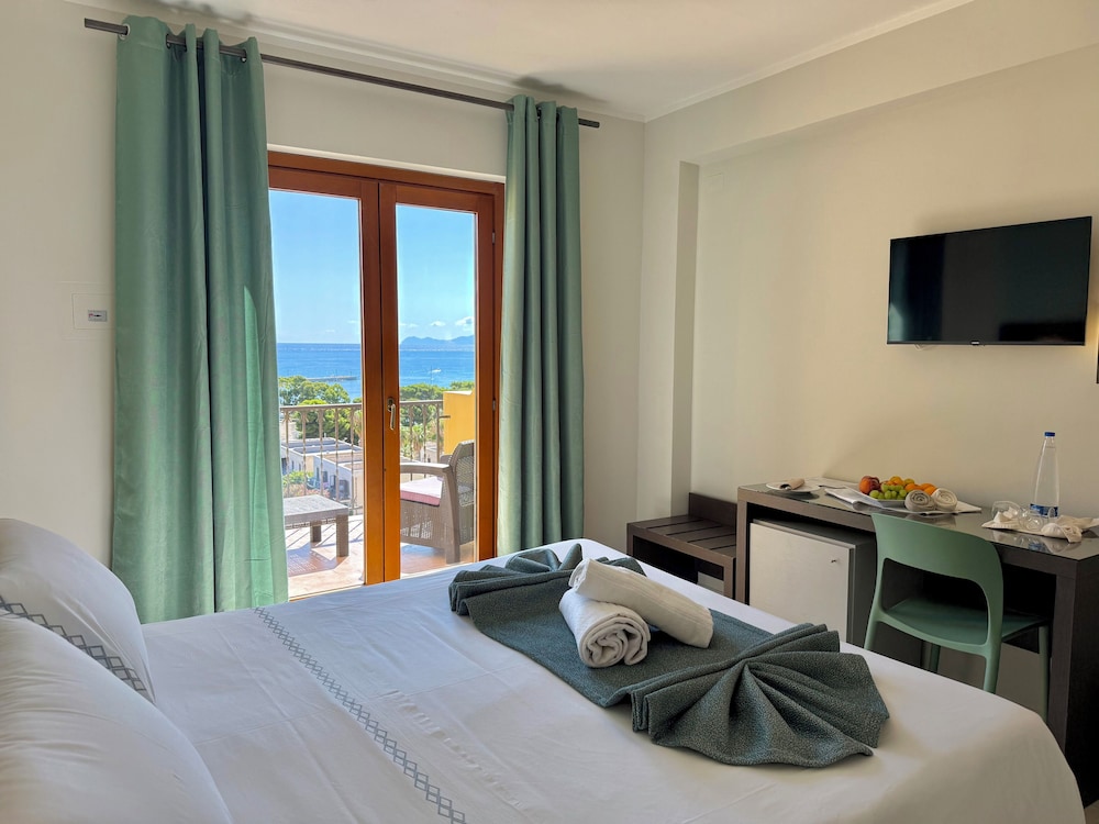 Comfort Double or Twin Room, Sea View - Photo 15