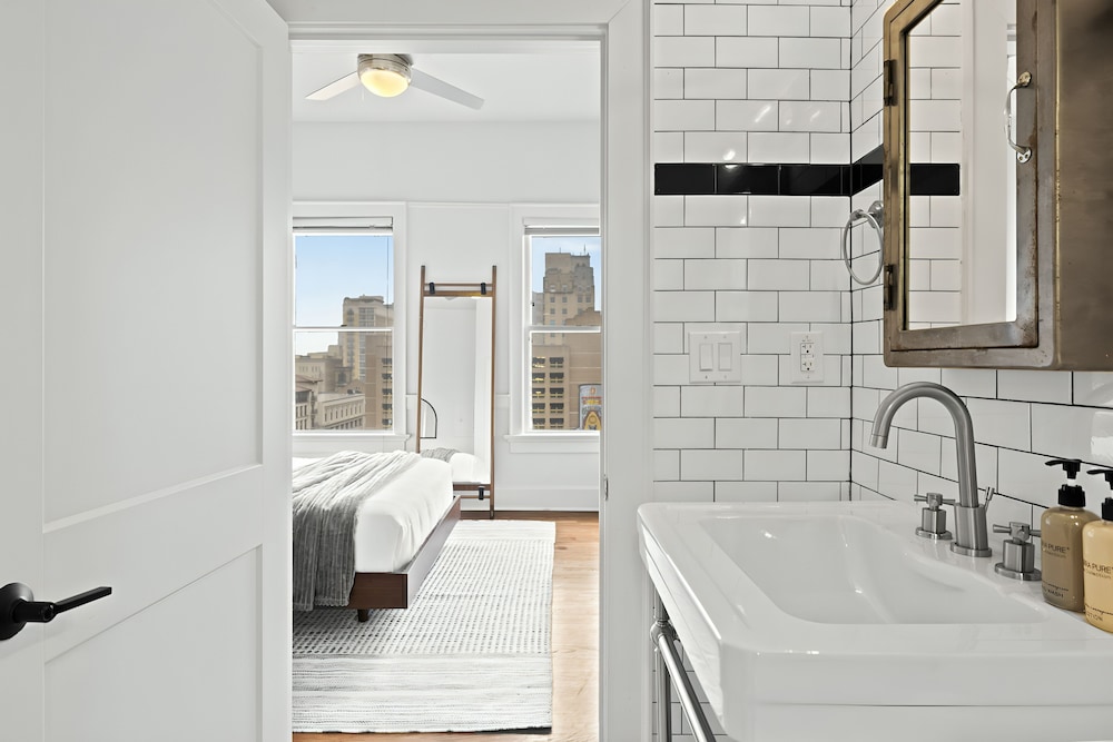 One Bedroom Apartment thumbnail 5