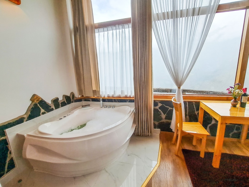 Grand Suite, 1 King Bed, Jetted Tub, Valley View photo 2