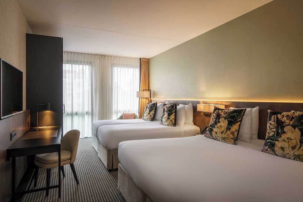 Family Room, Canal View