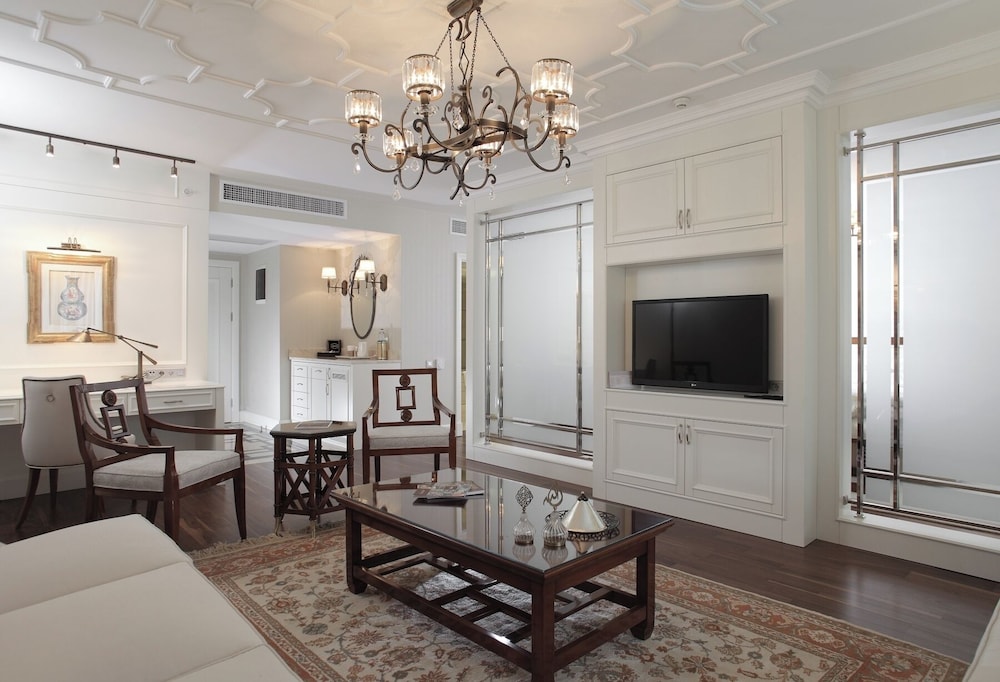 Suite - Photo 1