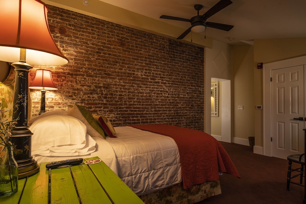 Comfort Room, 1 Queen Bed and 1 Double Futon (Room 02)