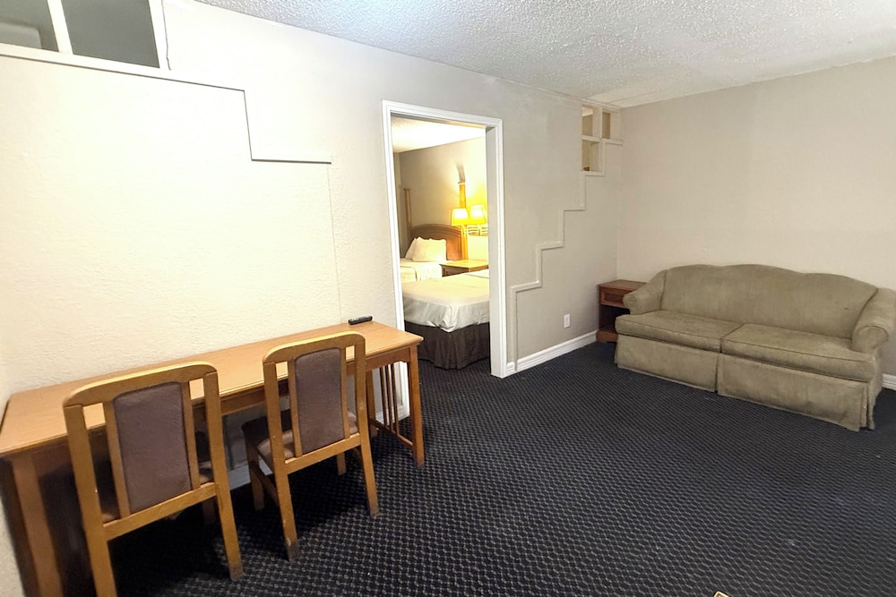 Suite, Non Smoking (2 King Beds) - Photo 3