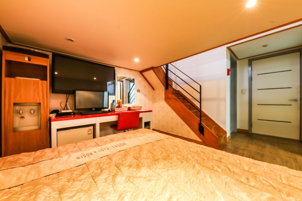 Family Room - Photo 3