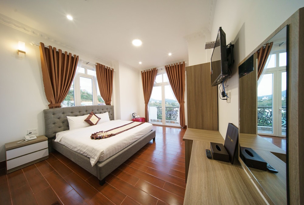 Deluxe Room with Balcony - Photo 1
