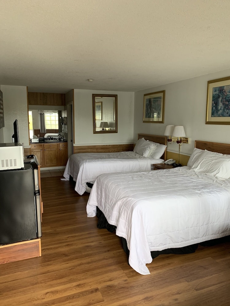Basic Room, 2 Queen Beds, Non Smoking photo 1