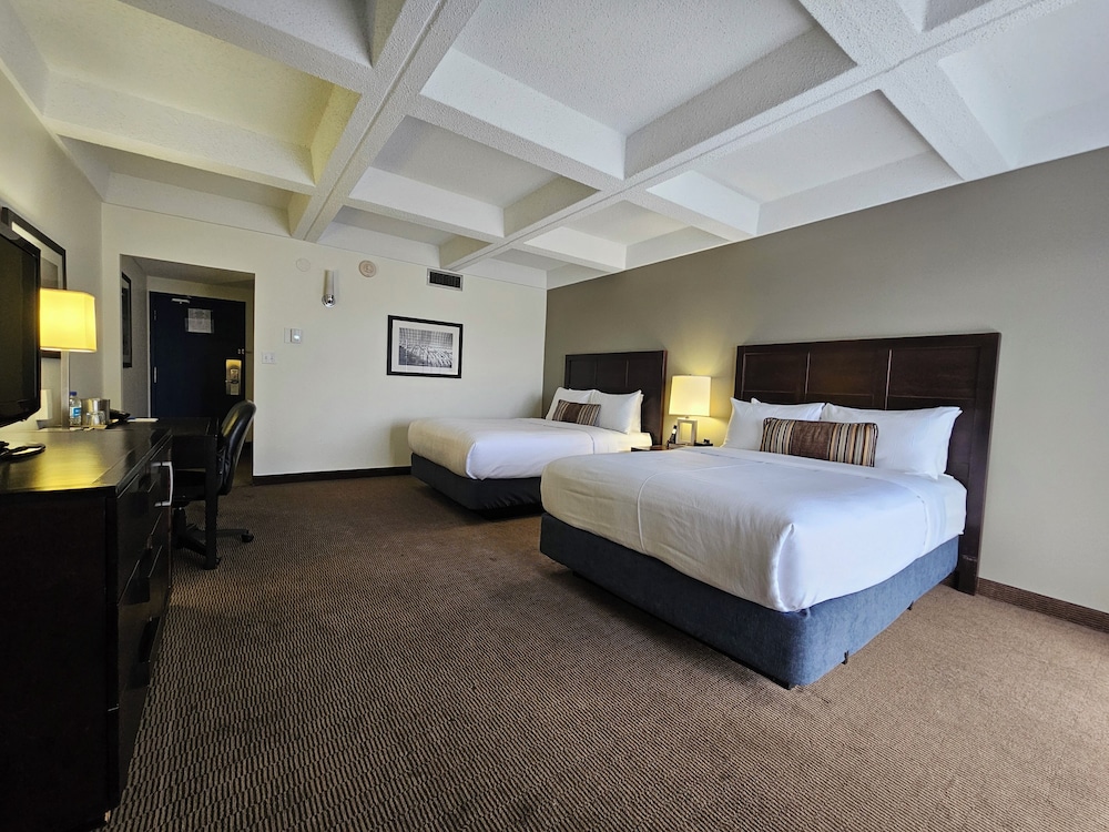 2 Queen Beds, Mobility Accessible Room, Bathtub w/Grab Bars, Non-Smoking - Photo 2
