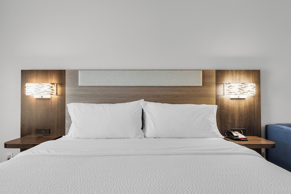 Suite, 1 King Bed, Accessible (Communications Accessible) - Photo 2
