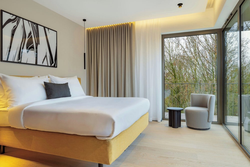 Premium Room, 1 King Bed, Garden View (Corner) photo 1