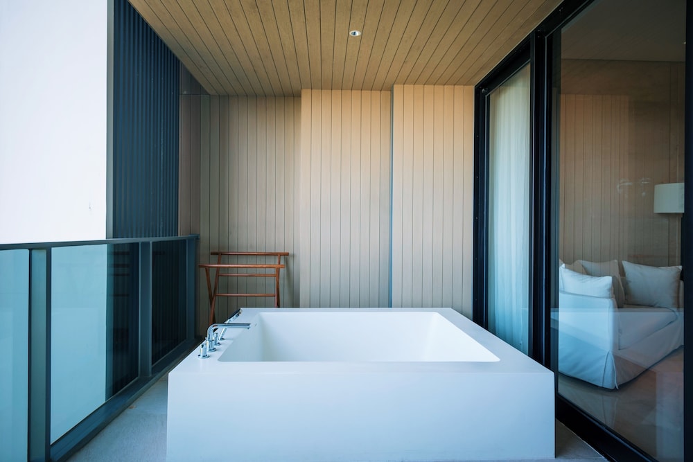 Studio, 1 King Bed, Ocean View (Balcony) photo 3