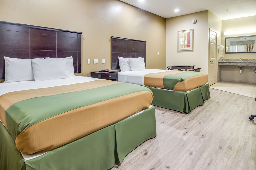 Room, 2 Queen Beds, Non Smoking, Kitchenette - Photo 3