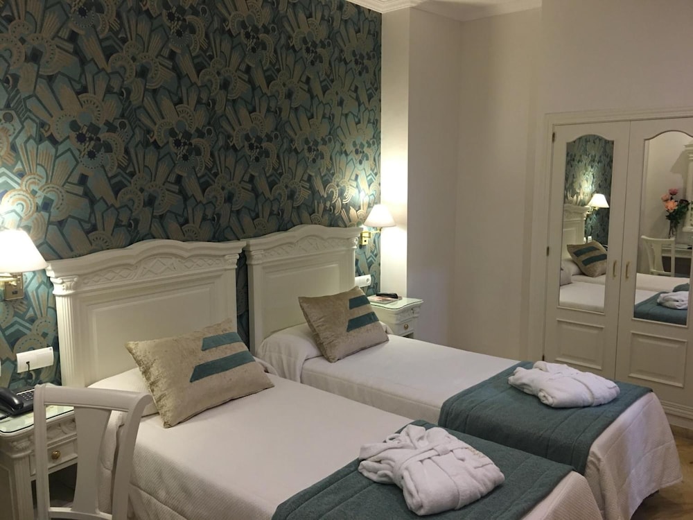 Standard Twin Room - Photo 4