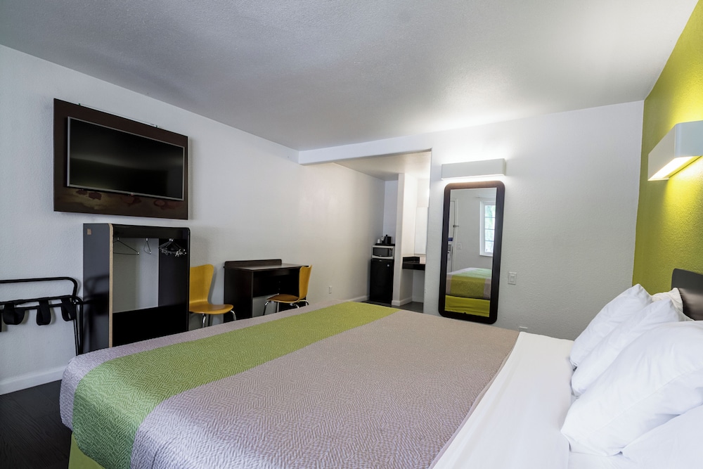 Classic Room, 1 King Bed, Non Smoking - Photo 4