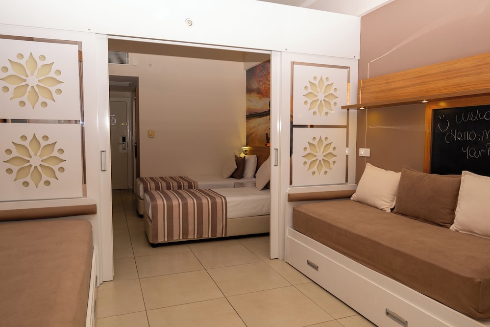 Family Room, Multiple Beds