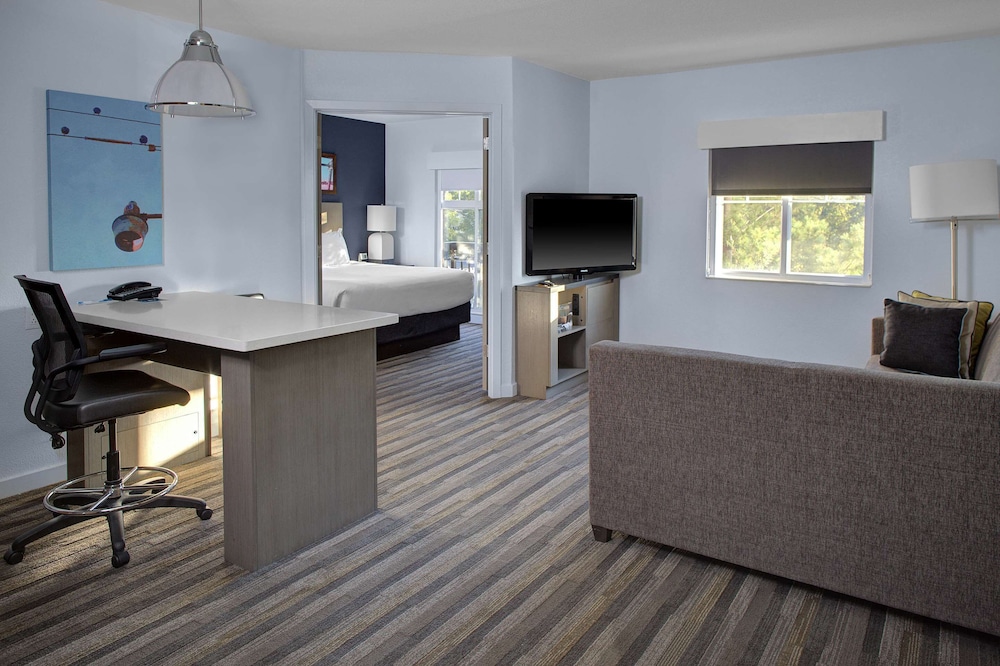 Suite, 2 Bedrooms - Photo 1