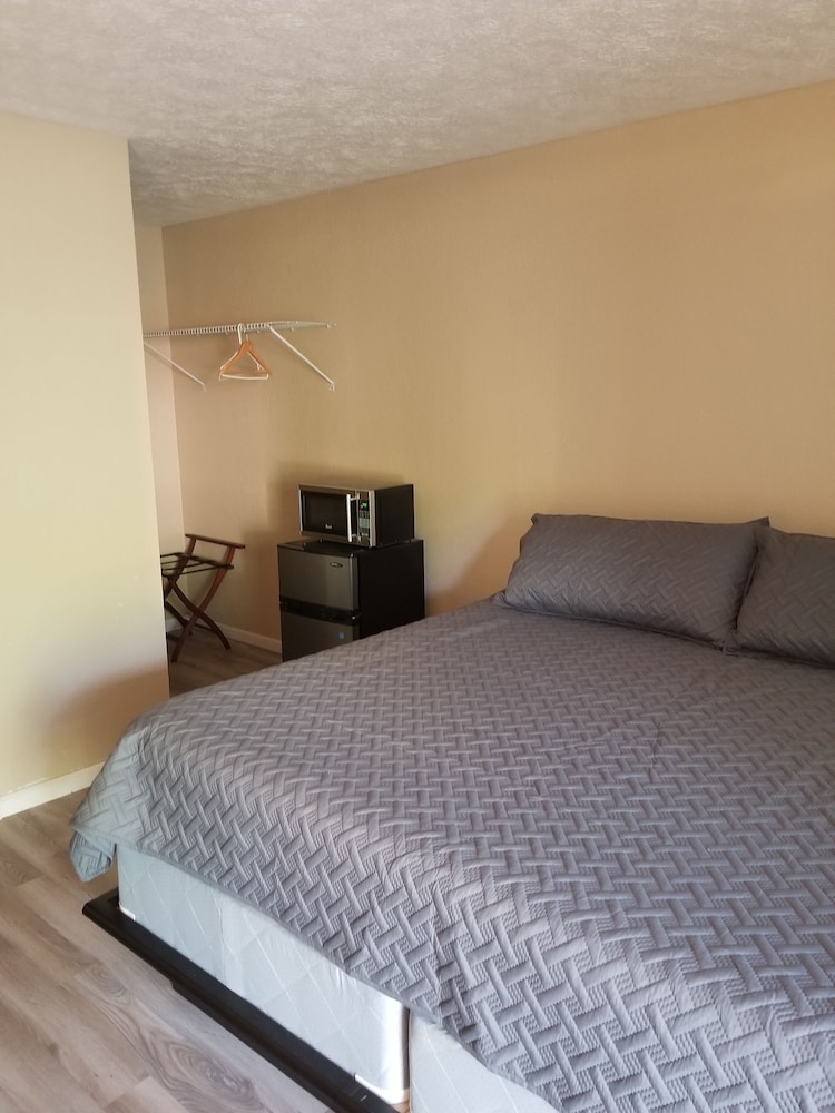 Standard Room, 1 King Bed, Non Smoking (One King Bed Suite)