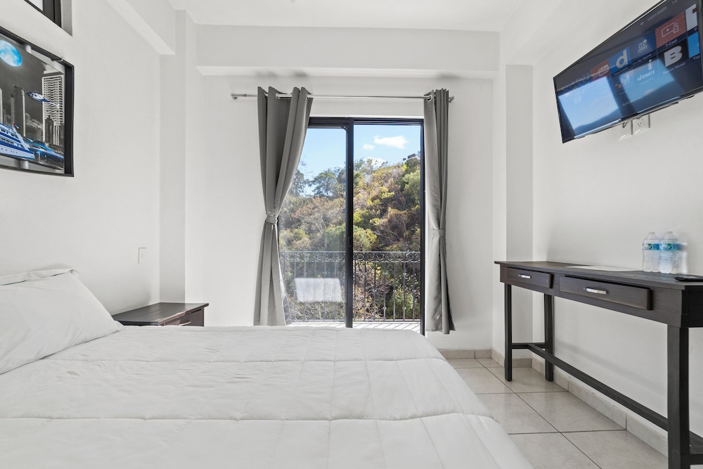 Comfort Room, Balcony, Mountain View photo 2
