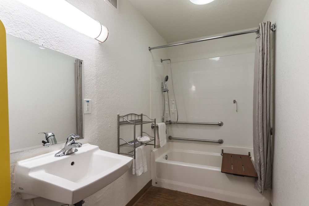 Standard Room, 2 Double Beds, Non Smoking - Photo 12