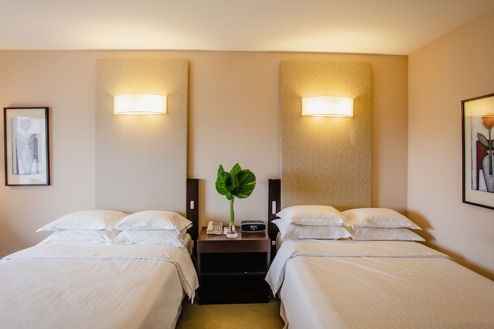 Room, 2 Queen Beds, City View photo 3