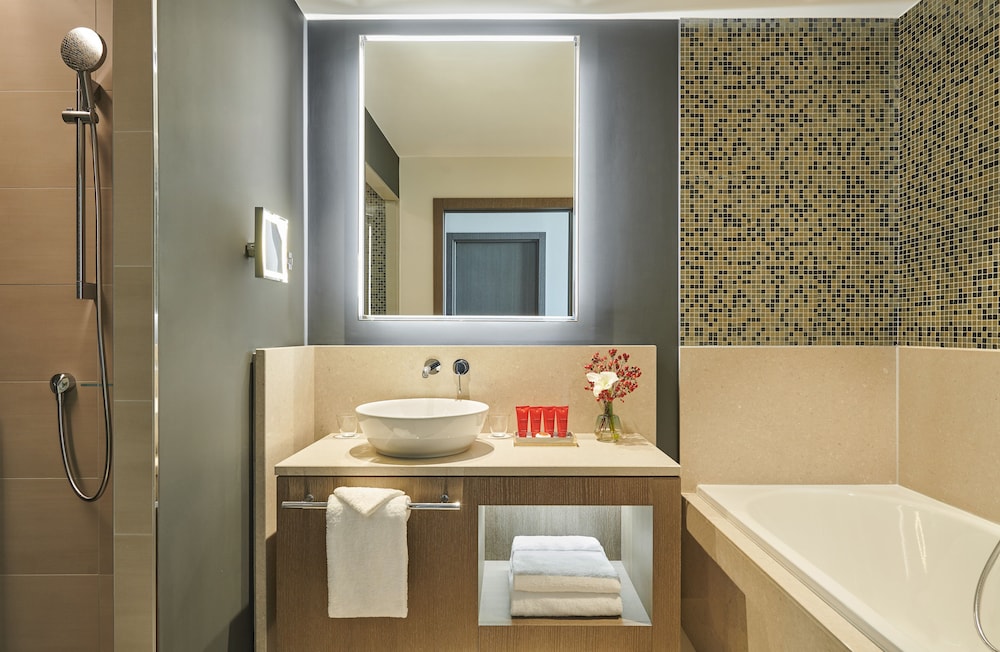 Premium Room, 1 King Bed, River View - Photo 3