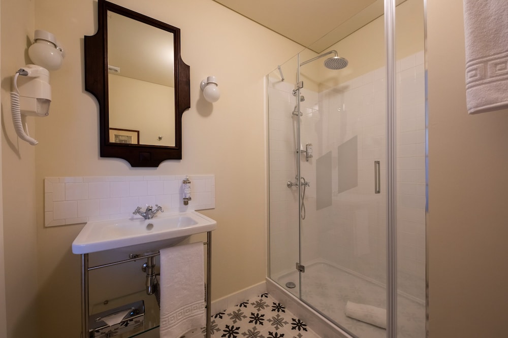 Premium Double or Twin Room thumbnail 6