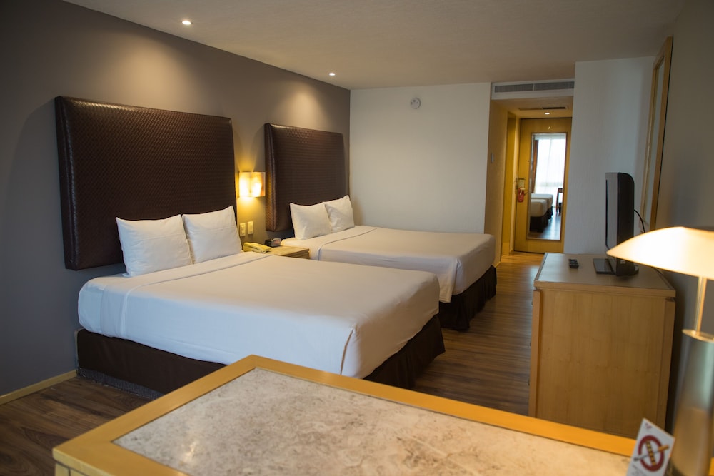 Junior Suite, 2 Queen Beds - Photo 2