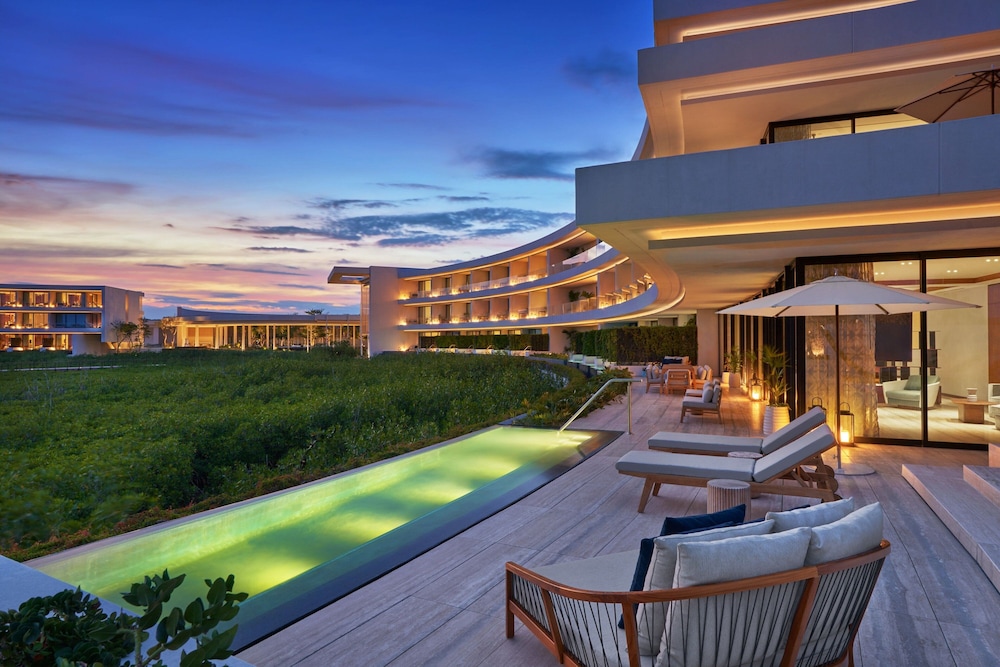 Suite, 1 King Bed, Ocean View (Corner)