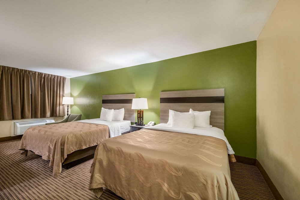 Standard Room, 2 Double Beds, Smoking - Photo 4