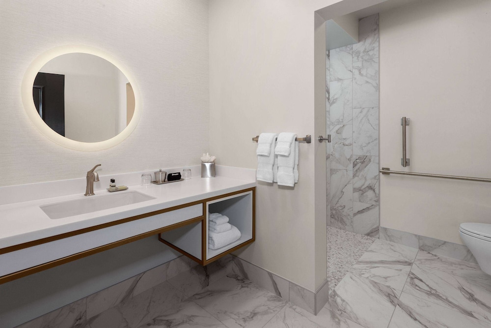 Signature Suite, 1 Queen Bed, Accessible (Mobility, Roll-In Shower, NSMK) - Photo 2