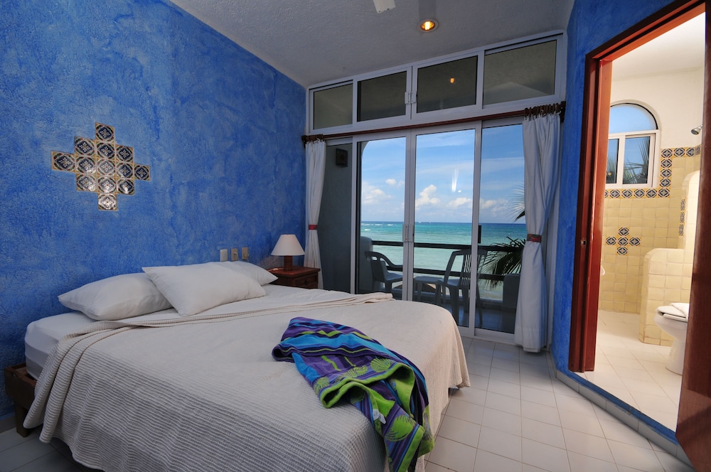 Standard Single Room, 1 Queen Bed, Private Bathroom, Beachfront photo 2