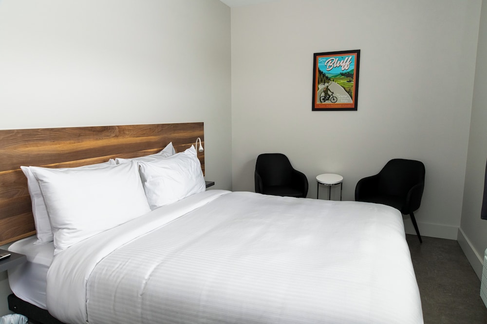 Suite 11, 1 Queen Bed
