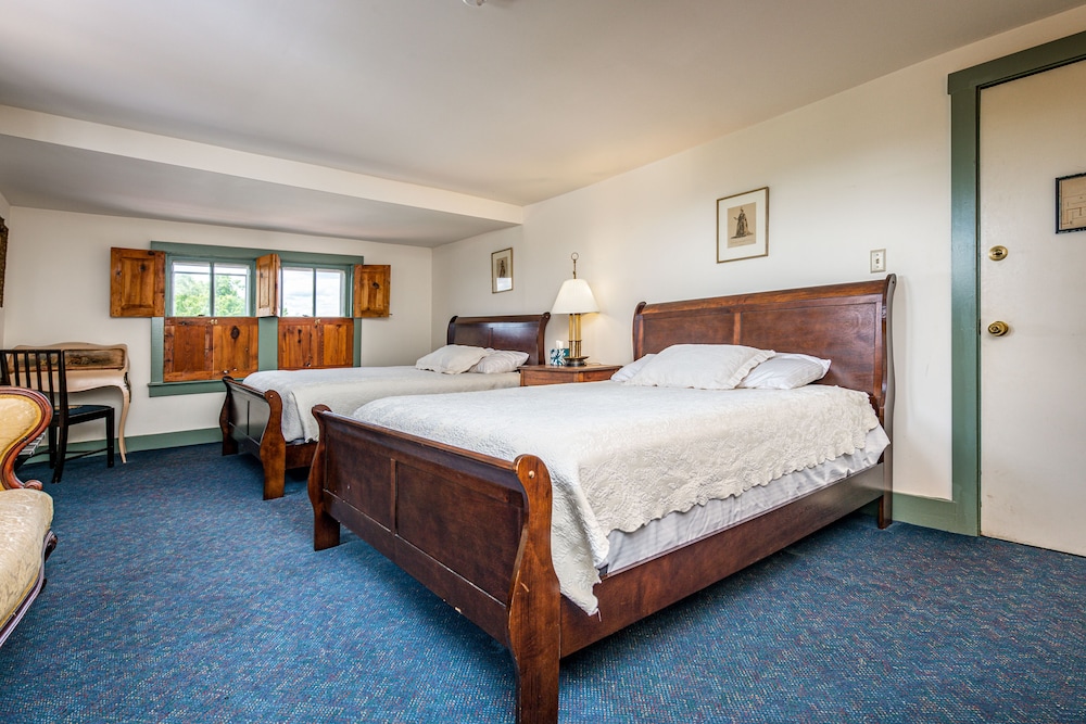 12 - Madison Stateroom