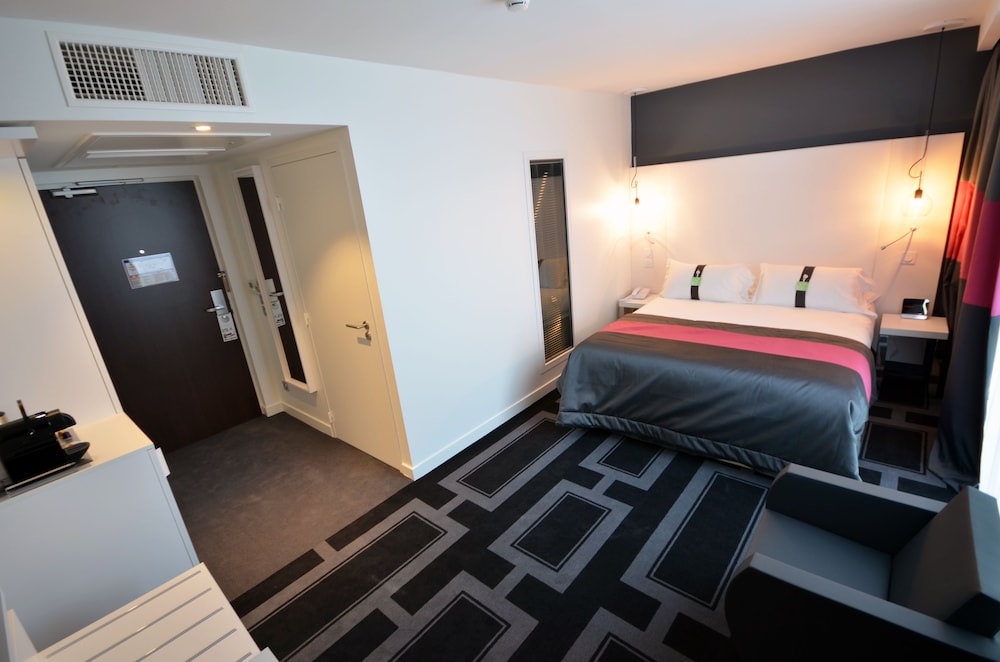 Standard Room, 1 Queen Bed (Bath/Shower Combo) - Photo 4