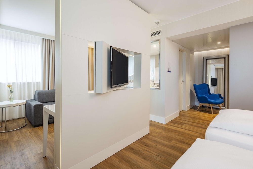 Standard Room (Extra Large, Extra Bed 2AD+1CH) - Photo 1