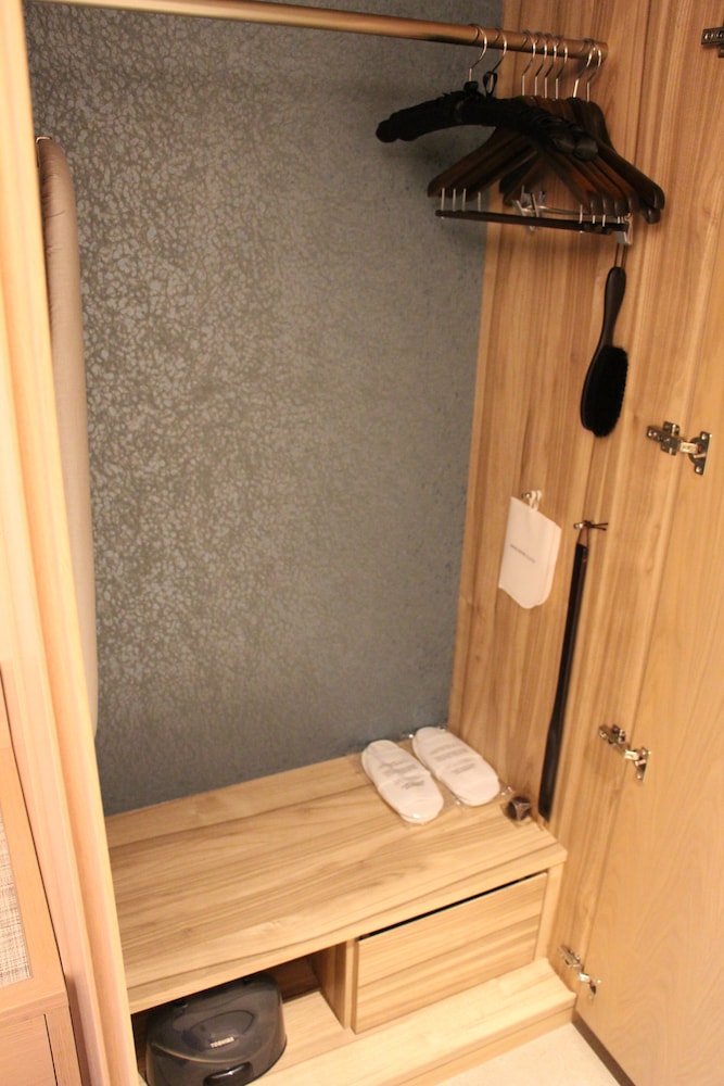 Deluxe Corner Twin Room for 3 guests, 34sqm, Non Smoking thumbnail 6