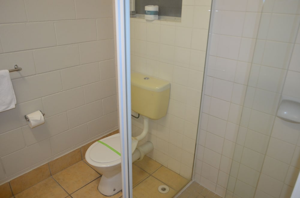 Standard Room Queen and 2 Singles photo 3