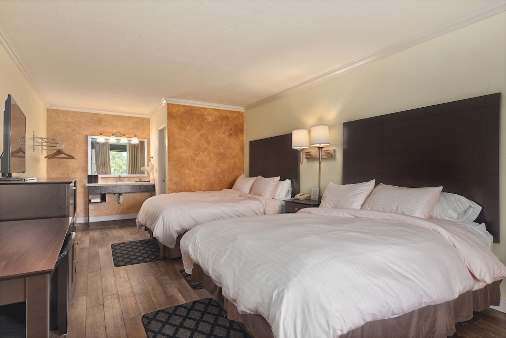 Standard Room, 2 Queen Beds, Non Smoking (Two Queen Beds - 2nd Floor) photo 3