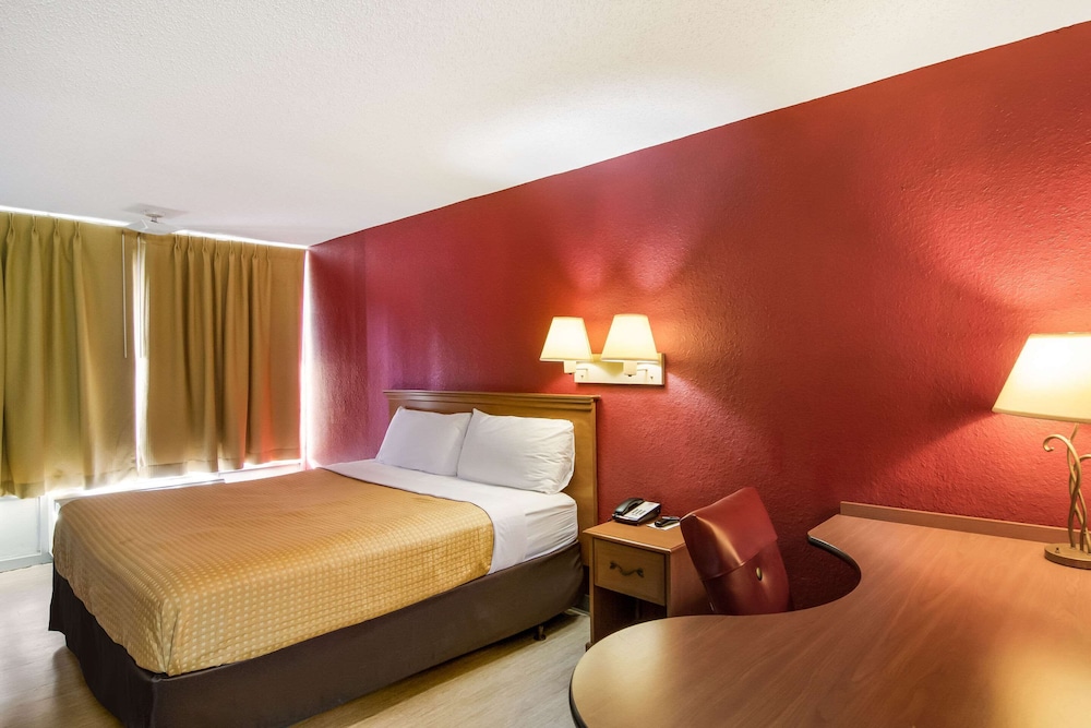 Standard Room, 1 King Bed, Smoking photo 2