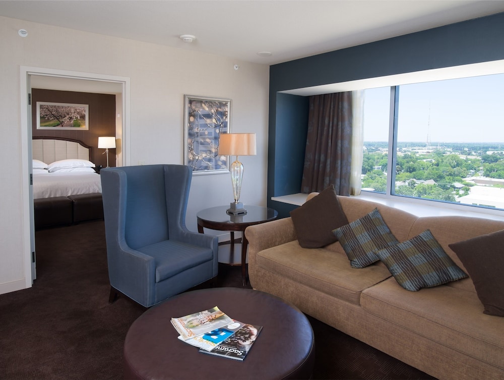 Club Suite, 1 King Bed - Photo 4