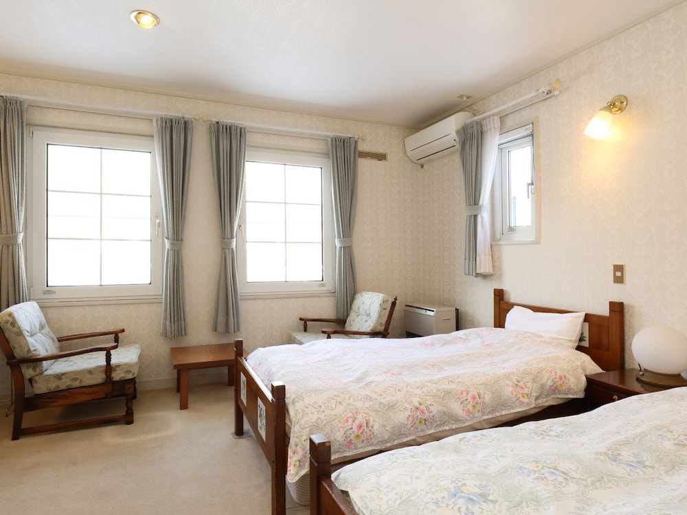 Twin Room, Private Bathroom, Corner (2nd Floor) photo 1