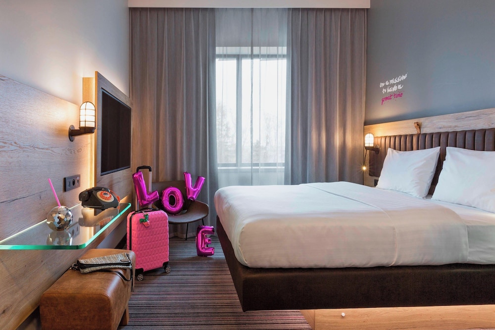 Room, 1 Queen Bed (Moxy Sleeper) photo 1