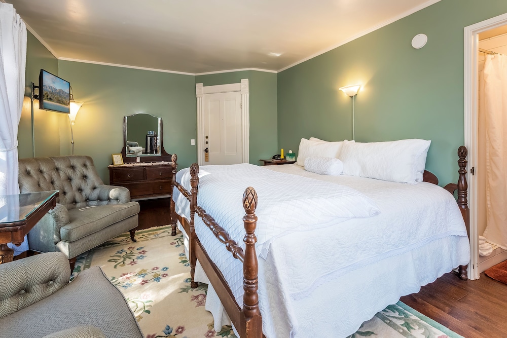Room, Private Bathroom (Abigail Room)