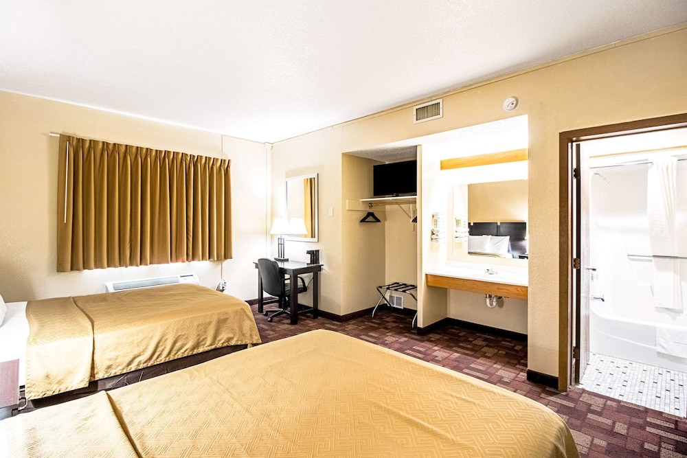 Standard Room, 2 Queen Beds, Non Smoking (Pet Friendly) photo 3
