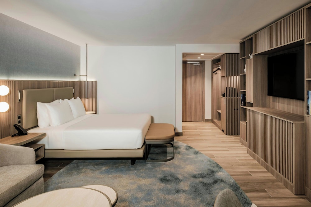 Junior Suite, 1 King Bed with Sofa bed (Balcony)