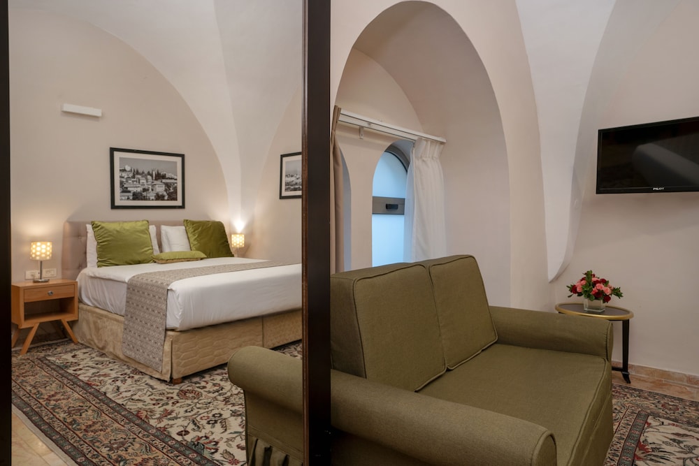 Economy Triple Room photo 2