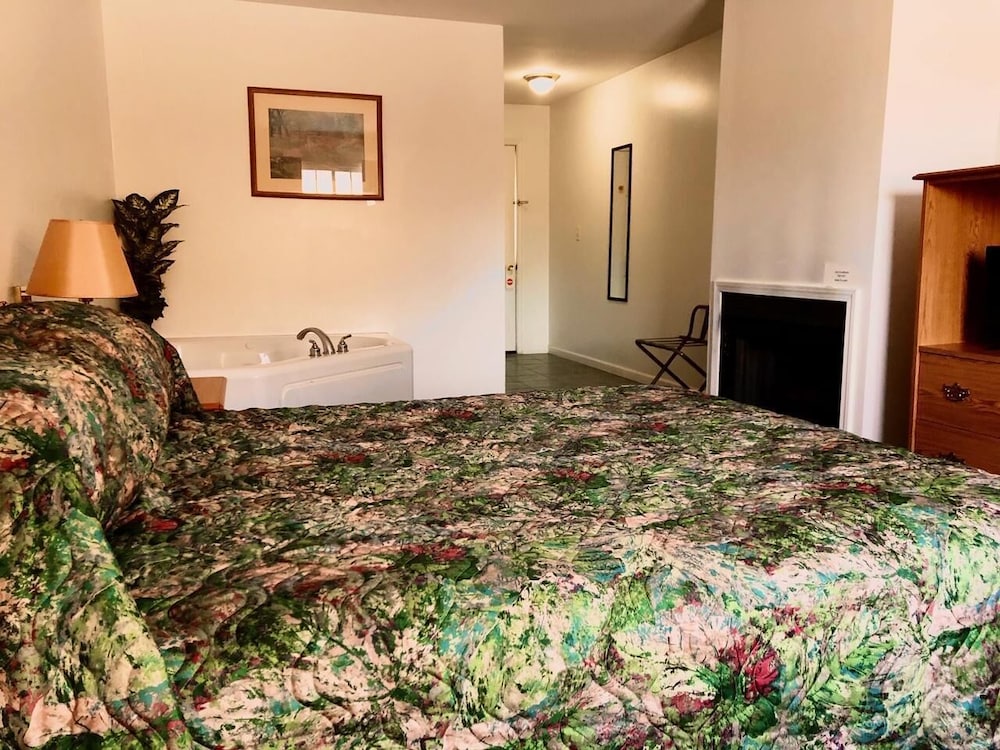 Deluxe Room, Jetted Tub