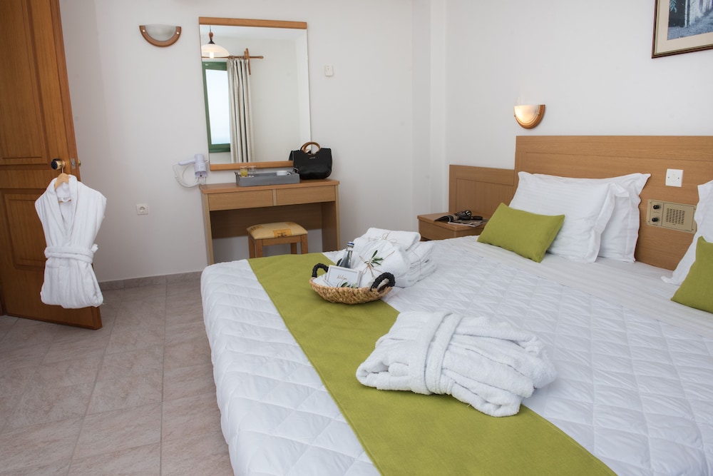 Classic Room, 1 Bedroom, Non Smoking, Pool View photo 3