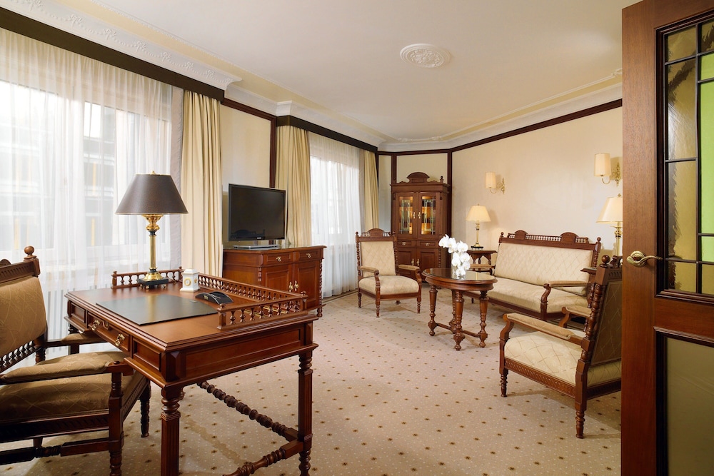 Signature Suite, 1 King Bed - Photo 15